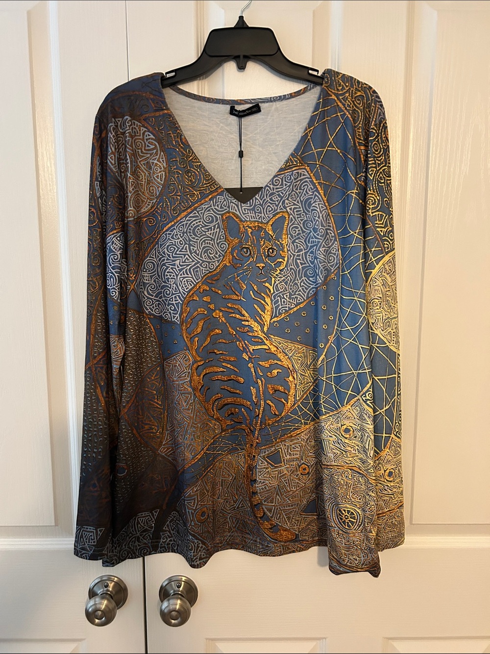 Just Fashion Now Blue & Gold Cat-Print V-Neck Women's Top Size 3XL